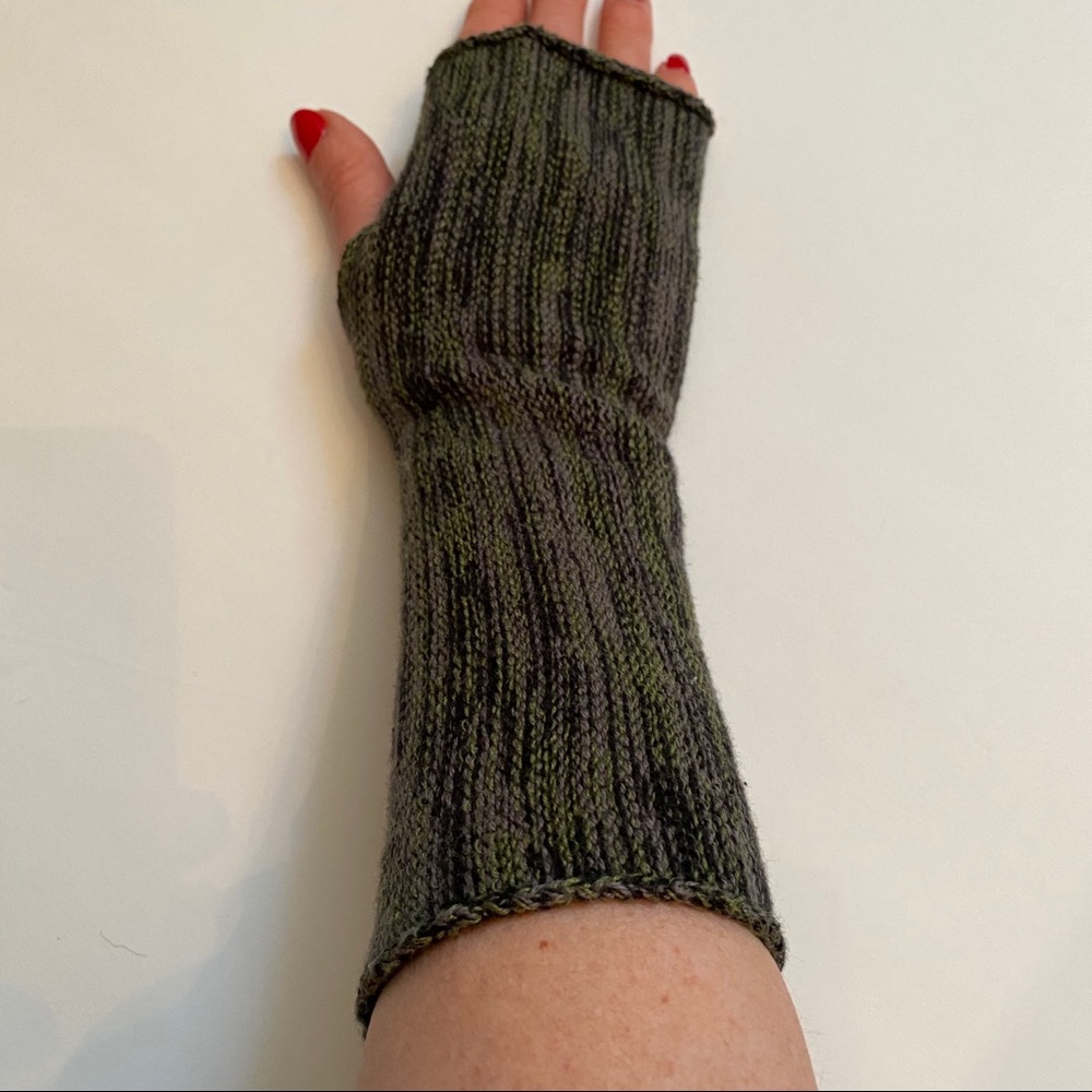 NEW FINGERLESS GLOVES BLACK GRAY KNIT MIDFOREARM HANDMADE